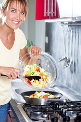 femme qui cuisine des légumes