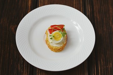 Sandwich with quail eggs, cheese and pepper