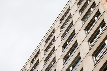 Fassade eines Wohnhauses aus Stahlbetonelementen