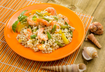 Orzo con verdure e gamberetti