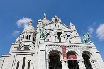 Fototapeta na wymiar Sacred Heart Sacre Coeur Church in Montmartre