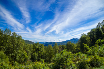 Berge und Wolken