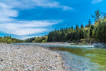Kiesstrand an der Isar bei Geretsried in Bayern