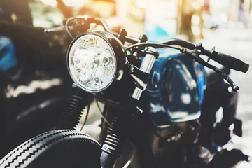 Foto auf Acrylglas Motorrad Nahaufnahme von Vintage-Custom-Motorrädern im Freien, Hipster-Café-Racer auf dem Parkplatz draußen, Flare-Licht, visuelle Effekte