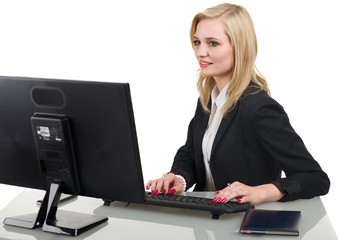 Kobieta przy komputerze w pracy