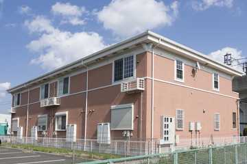 住宅　2階立て　アパート　イメージ　外観　青空　欧風調外観　ファミリータイプ