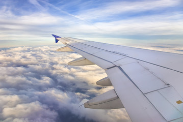 Obraz premium Ala de avión en vuelo y nubes