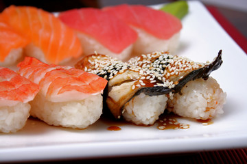 Japanese seafood sushi./Japanese seafood sushi roll.