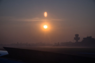 Flughafentower mit Sonne