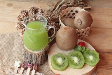 Fototapeta na wymiar Kiwi juice and fresh kiwi is delicious.