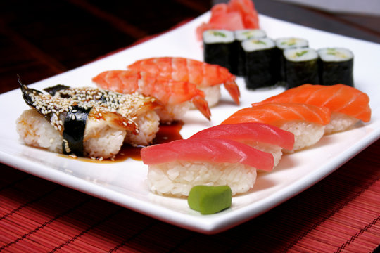 Japanese seafood sushi./Japanese seafood sushi roll.