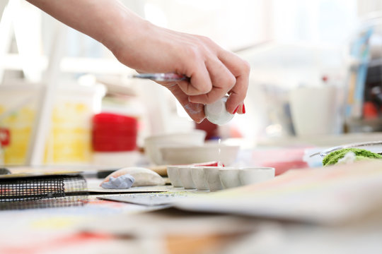 Kurs ceramiki. Pracownia ceramiki, malowanie na płytce ceramicznej.