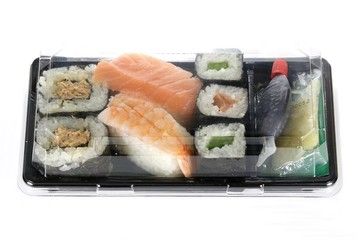 Sushi to go isoliert auf weißem Hintergrund