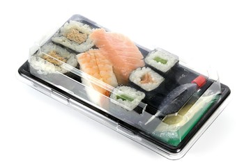 Sushi to go isoliert auf weißem Hintergrund