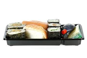 Sushi to go isoliert auf weißem Hintergrund