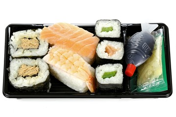 Sushi to go isoliert auf weißem Hintergrund