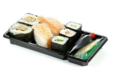 Sushi to go isoliert auf weißem Hintergrund