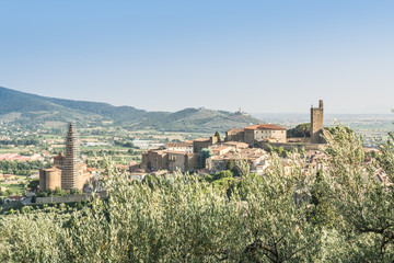 Obraz premium The city walls of Castiglione Fiorentino in Tuscany, Italy
