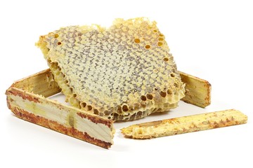 Wabenhonig isoliert auf weißem Hintergrund