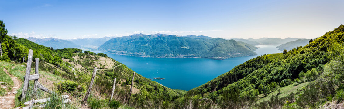 Panorama mit Blick auf den Lago Maggiore und Italien © matho