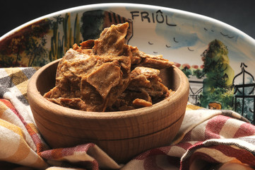 Ciccioli Kaantjes Gratons Grasëtte Grasul Graséi Grasòl Gréppole Cicioli Grasooli Sfrizzoli Lardinzi Siccioli Cicoli Frittole Sprittoli Scittole Scarafuagli Cicines Fricis Friûl Friul Friaul