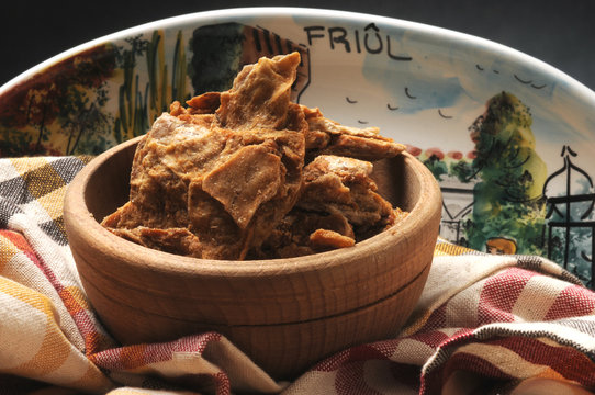 Ciccioli Kaantjes Gratons Gras&euml;tte Grasul Gras&eacute;i Gras&ograve;l Gr&eacute;ppole Cicioli Grasooli Sfrizzoli Lardinzi Siccioli Cicoli Frittole Sprittoli Scittole Scarafuagli Cicines Fricis Fri&ucirc;l Friul Friaul