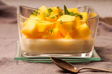 Rolgordijnen dessert pudding with mango © esben468635