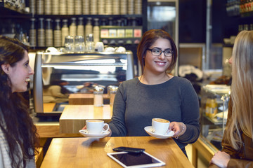 Lächelnde Kellnerin serviert Kaffee