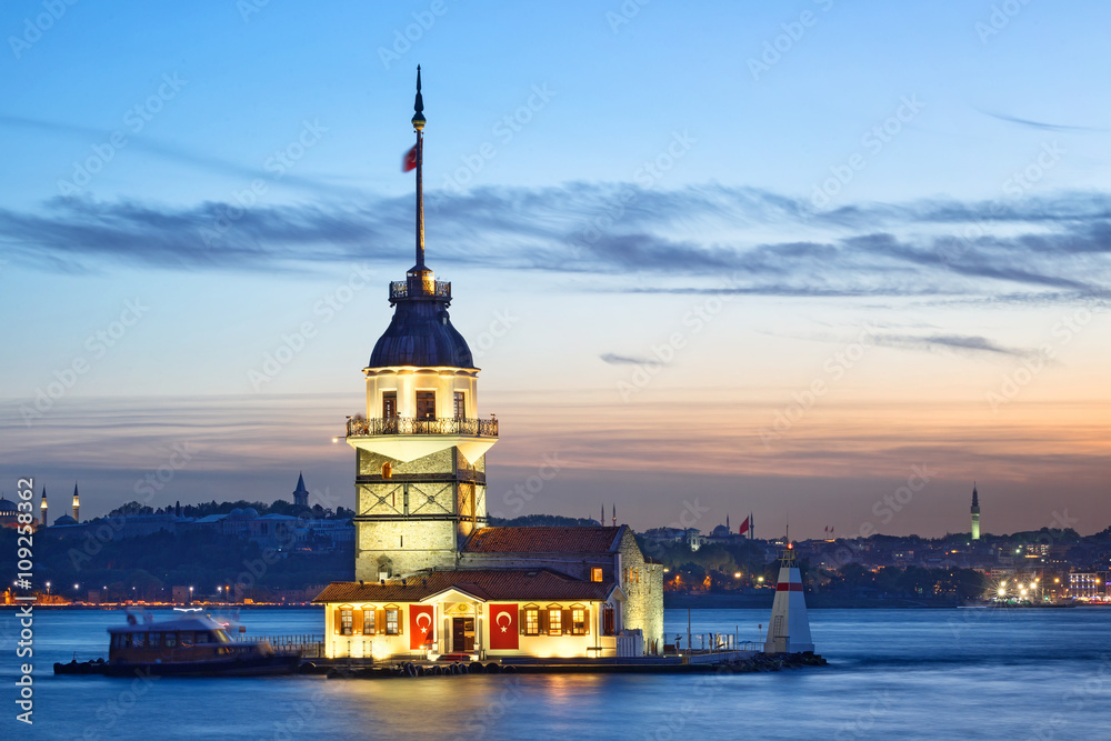 Wall mural maiden's tower at sunset