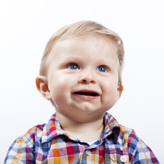 Beb&eacute; rubio sonriendo