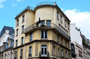 Fototapeta na wymiar immeuble à Paris