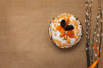 Пасхальный кулич и верба на столе