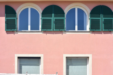 Finestre chiuse e persiane aperte