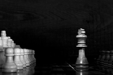 Scacchi fotografati su una scacchiera