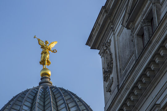 Kuppel der Kunstakademie Dresden mit Fama Figur