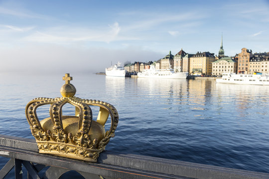 City at sea, crown on foreground