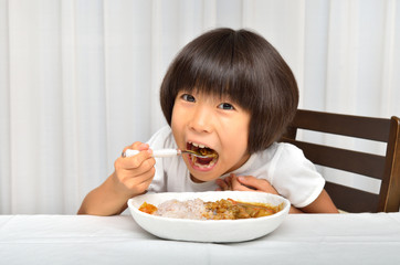 カレーを美味しそうに食べる女の子