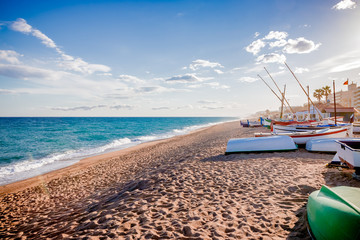 Fototapeta premium Les barques catalanes sur la plage de sable