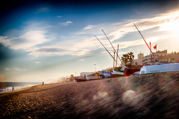Les barques catalanes sur la plage de sable