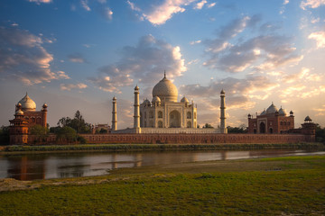 Fototapeta na wymiar Beautiful scene of Taj Mahal in the Indian city of Agra 
