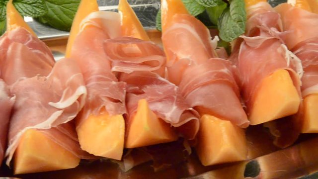 Prosciutto crudo de San Daniele and melone ಇಟ್ಯಾಲಿಯನ್&zwnj; ಪಾಕಪದ್ಧತಿ Итальянская кухня Сан-Даниеле-дель-Фриули
