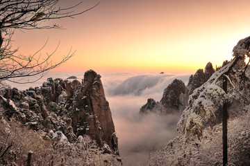 Schöne Morgenlandschaft des Huangshan-Berges im ersten Schnee, südliche Provinz Anhui, China
