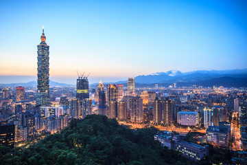 Naklejka premium Piękny zachód słońca z Taipei, Tajwan panoramę miasta