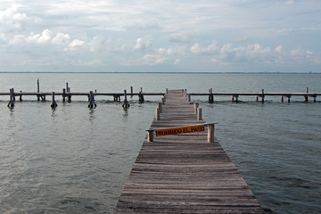Fototapeta premium Opuszczony port w Cancun Meksyk MEX