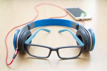 Obraz na płótnie Canvas glasses and headphone