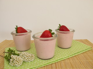 Erdbeerdessert mit Gelatine und frischen Erdbeeren