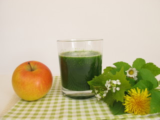 Grüner Smoothie mit Wildkräutern und Apfel