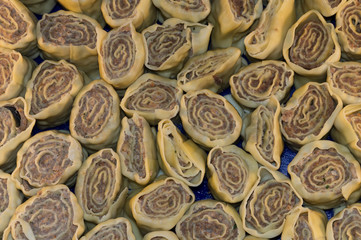 Selbstgemachte Maultaschen, gerollt, von oben fotografiert 
