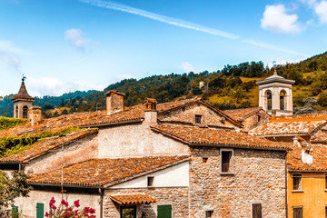 Fototapeta na wymiar roofs of hill village in Italy