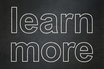 Obraz premium Studying concept: Learn More on chalkboard background